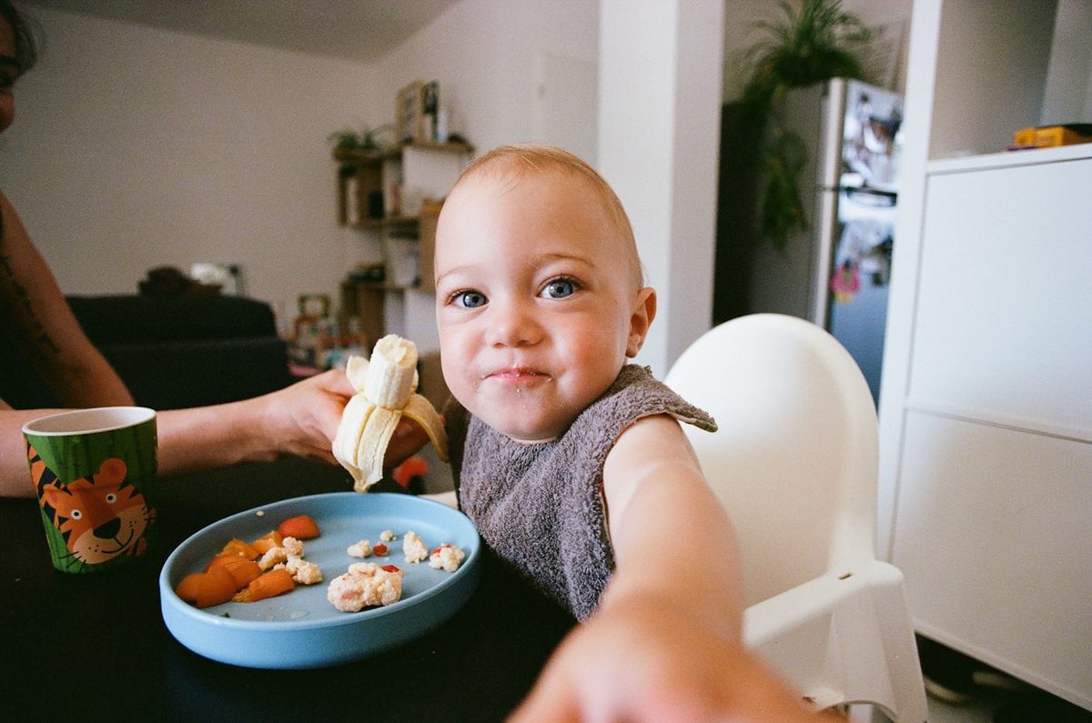 Fingermat fra 8 måneder: myke, kokte biter babyen kan gripe selv.