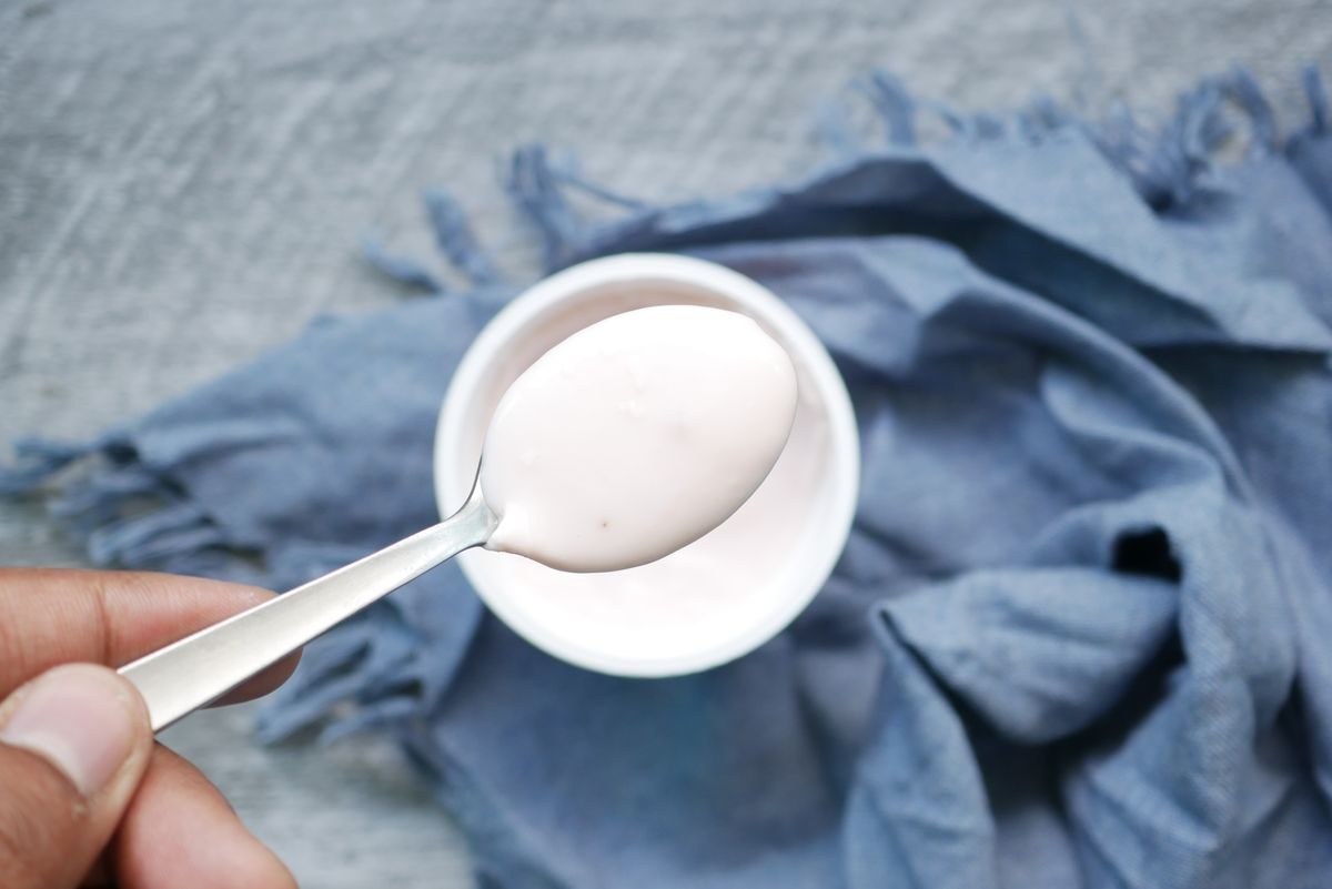 Naturell yoghurt fra omkring 10 måneder, i små mengder fram til ettårsdagen.